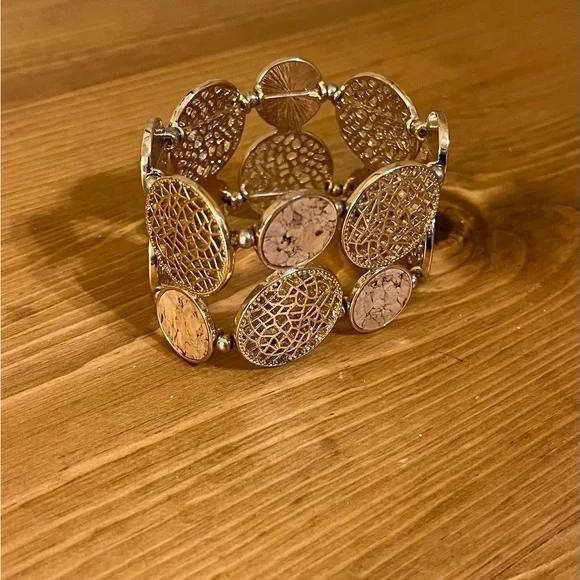 Very unique gold tone and cork elastic bracelet size 7 1/2 and 1 3/4 inch wide - Picture 4 of 6